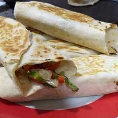 Una foto de Shawarma de pollo y cebolla caramelizada