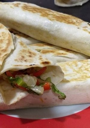 Una foto de Shawarma de pollo y cebolla caramelizada