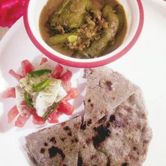A picture of Stuffed taroi.....baajre ki roti.