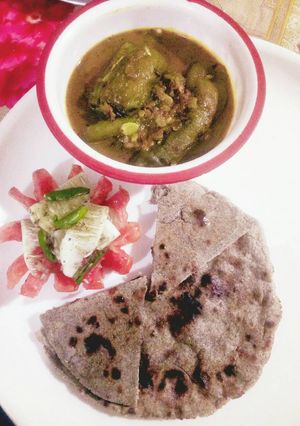 A picture of Stuffed taroi.....baajre ki roti.