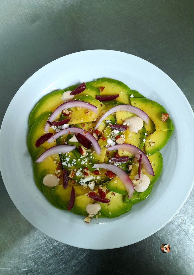 Una foto de Carpaccio de aguacate 🥑