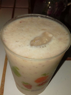 Una foto de Batido fresa, leche, banano, vainilla