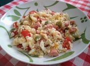 Una foto di insalata di riso con wurstel