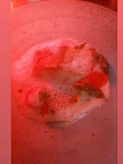 Una foto de Bacalao a baja temperatura con espuma de cava y lima