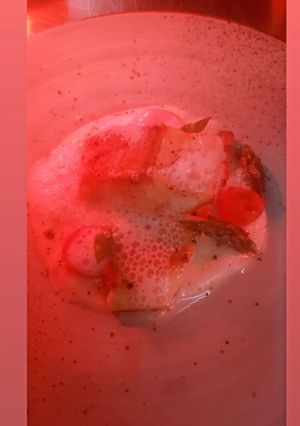 Una foto de Bacalao a baja temperatura con espuma de cava y lima