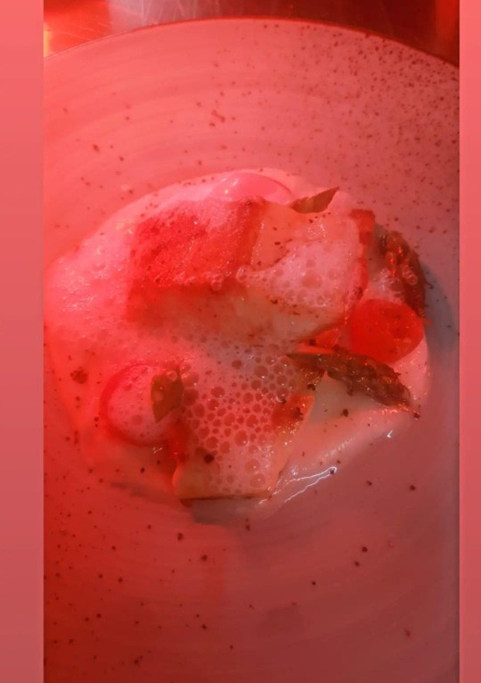 Una foto de Bacalao a baja temperatura con espuma de cava y lima
