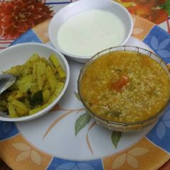Vegetable daliya with coriander aloo and curds A picture of Vegetable daliya with coriander aloo and curds.