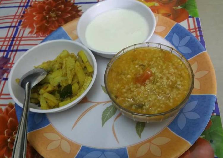 Vegetable daliya with coriander aloo and curds