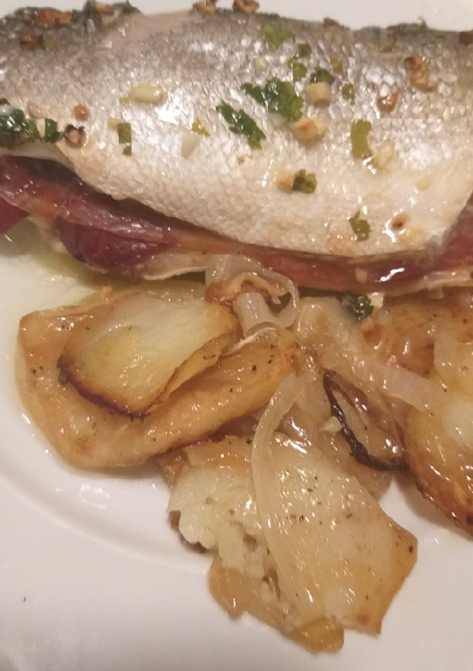 Una foto de Llobarro relleno al horno (lubina)