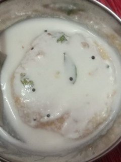 தயிர் வடை(tayir vadai recipe in tamil) செய்முறை முக்கிய புகைப்படம்