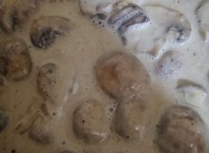 Una foto de Champiñones en Crema de Queso