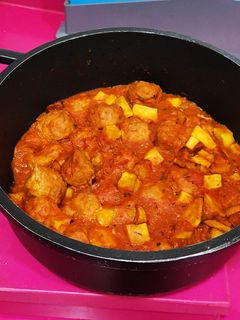 Una foto de Albóndigas mixtas en salsa de tomate con albahaca y brandy