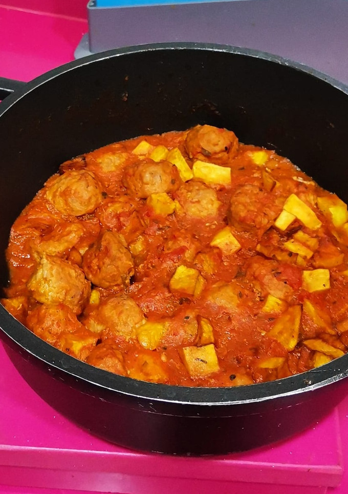 Una foto de Albóndigas mixtas en salsa de tomate con albahaca y brandy