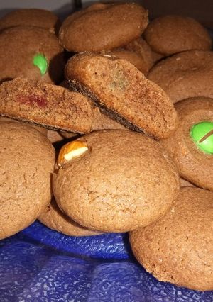 Una foto de Cookies de chocolate con almendras y confites🍪