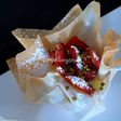 Cestini di pasta fillo con crema pasticcera e frutta. Vegan