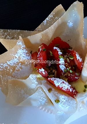 Foto di Cestini di pasta fillo con crema pasticcera e frutta. Vegan