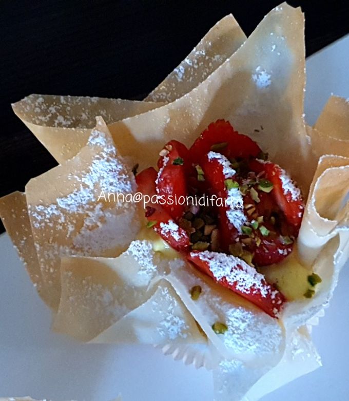 Foto di Cestini di pasta fillo con crema pasticcera e frutta. Vegan