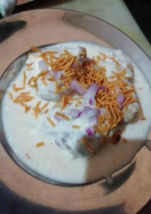 A picture of Aloo tikki chat.
