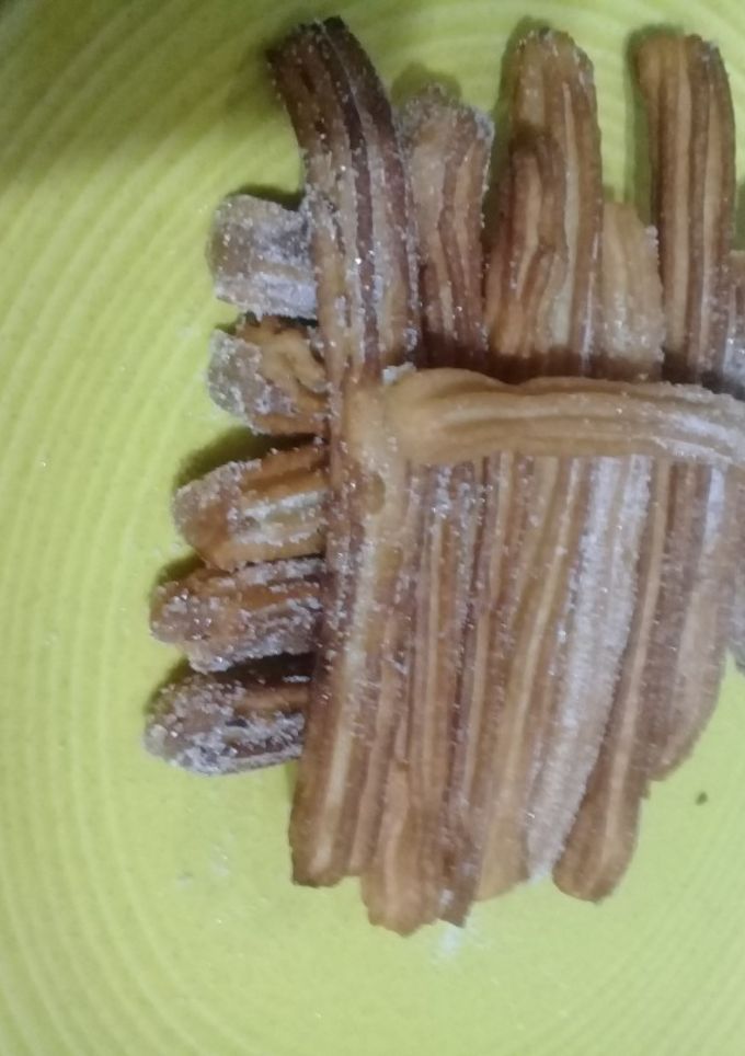 Una foto de Churros relleno❤ con dulce de leche 😋 sin máquina para churros