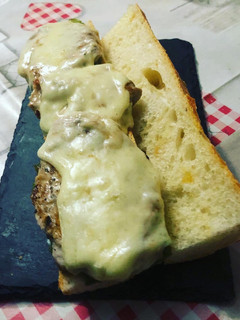Una foto de Serranitos de lomo con pimiento verde y queso, y uno con mahonesa y tomate