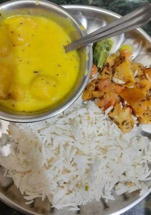 A picture of Kadi chawal.