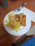 Barritas crujientes de gallo con papas fritas y salsa rosa