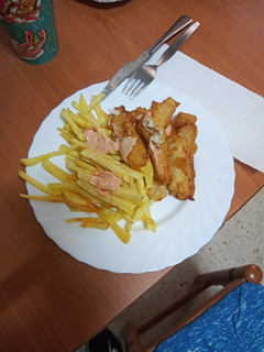 Una foto de Barritas crujientes de gallo con papas fritas y salsa rosa