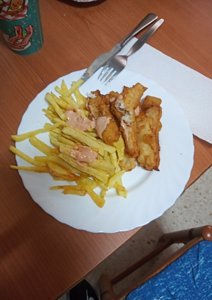 Una foto de Barritas crujientes de gallo con papas fritas y salsa rosa
