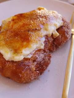 Una foto de Torrija de croissant con crema quemada