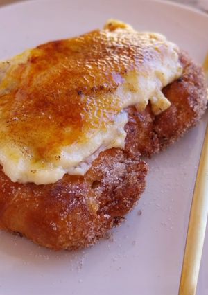 Una foto de Torrija de croissant con crema quemada