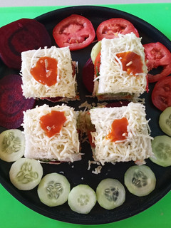 વેજ ચીઝ સેન્ડવીચ(Veg Cheese Sandwich Recipe in Gujarati) રેસીપી મુખ્ય ફોટો