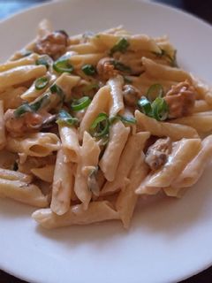 Una foto de Fideos con salsa blanca y choritos