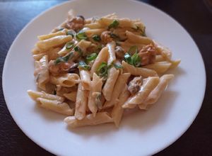 Una foto de Fideos con salsa blanca y choritos