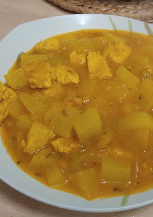 Una foto de Estofado de pavo con patatas y guisantes (Thermomix)