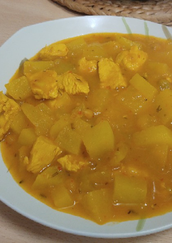Una foto de Estofado de pavo con patatas y guisantes (Thermomix)