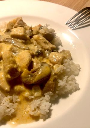 Tejfölös-gombás csirkepaprikás recept fotója