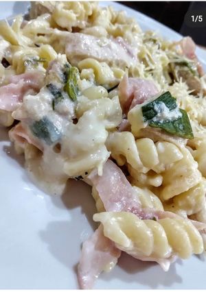 Una foto de Pasta con salsa cremosa de pollo y jamón❣️