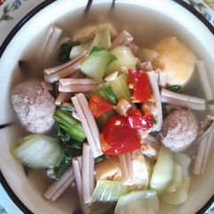 A picture of Bokchoy meatballs pasta soup 青菜肉丸🍡面条🍜汤.