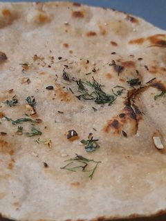 तंदुरी गार्लिक रोटी (tandoori garlic roti recipe in marathi) रेसिपी चे मुख्य फोटो 