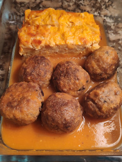 Una foto de Pastel de repollo con albóndigas veganas
