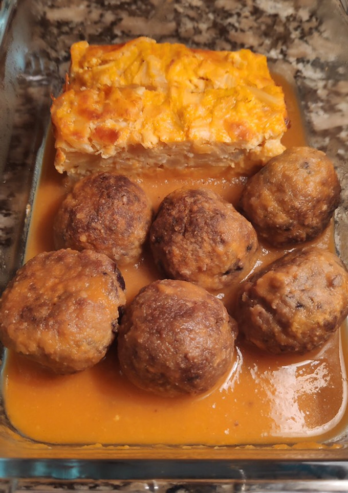 Una foto de Pastel de repollo con albóndigas veganas