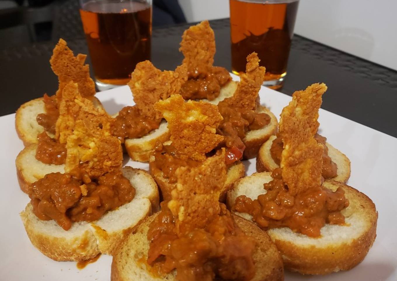 Bruschetas con carne a la bolognesa