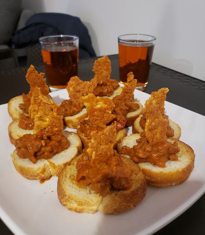 Una foto de Bruschetas con carne a la bolognesa