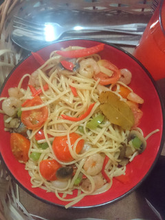 Una foto de Spaghetti camarón verduras