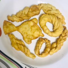 A picture of Namkeen breaded knots / ties.