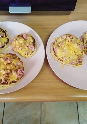 A picture of Flap-Jack's with minced bacon topped with melted cheese 😋😋.