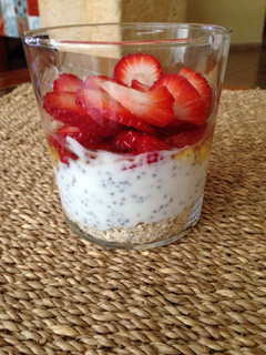Una foto de Yogurt natural con chía y fresas