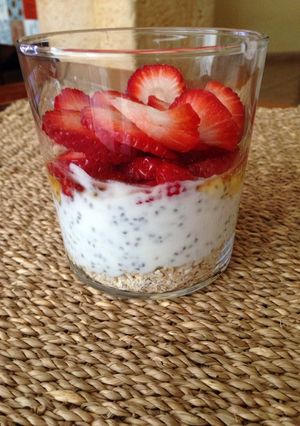 Una foto de Yogurt natural con chía y fresas