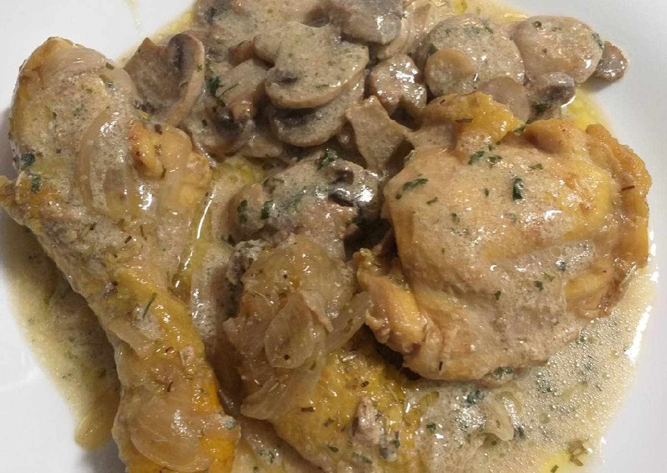 Pollo guisado a la cerveza con champiñones