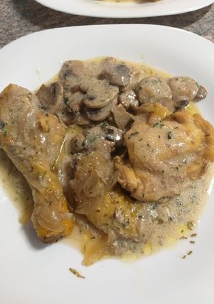 Una foto de Pollo guisado a la cerveza con champiñones
